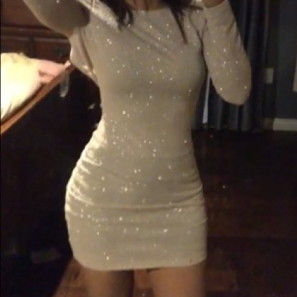Cute glittery short dress ! Has an open back